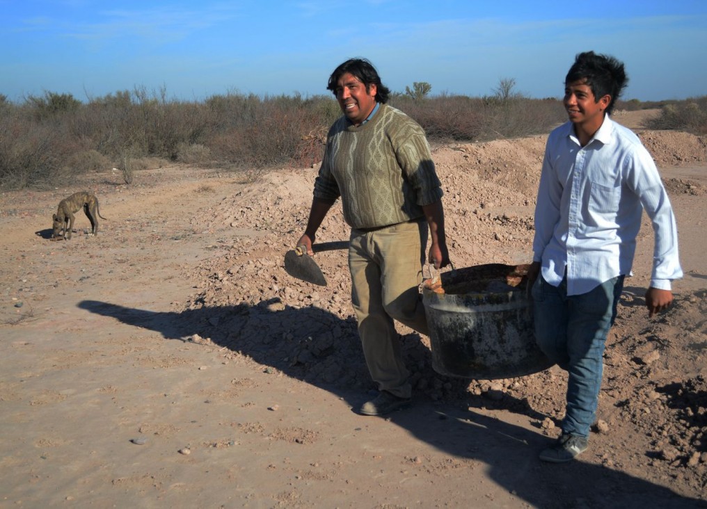 imagen "Tejen lazos" en el desierto de Lavalle 