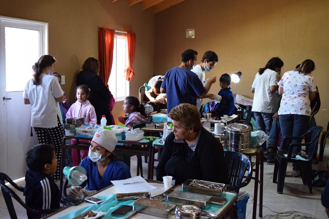 imagen Estudiantes y vecinas/os promueven la salud bucal en Los Álamos, Maipú