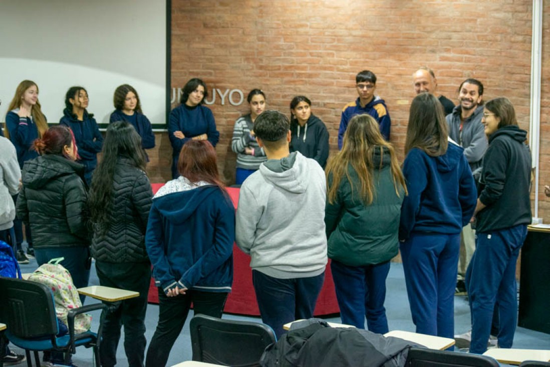 imagen Realizaron un taller de economía social para estudiantes de la Escuela de Comercio Martín Zapata