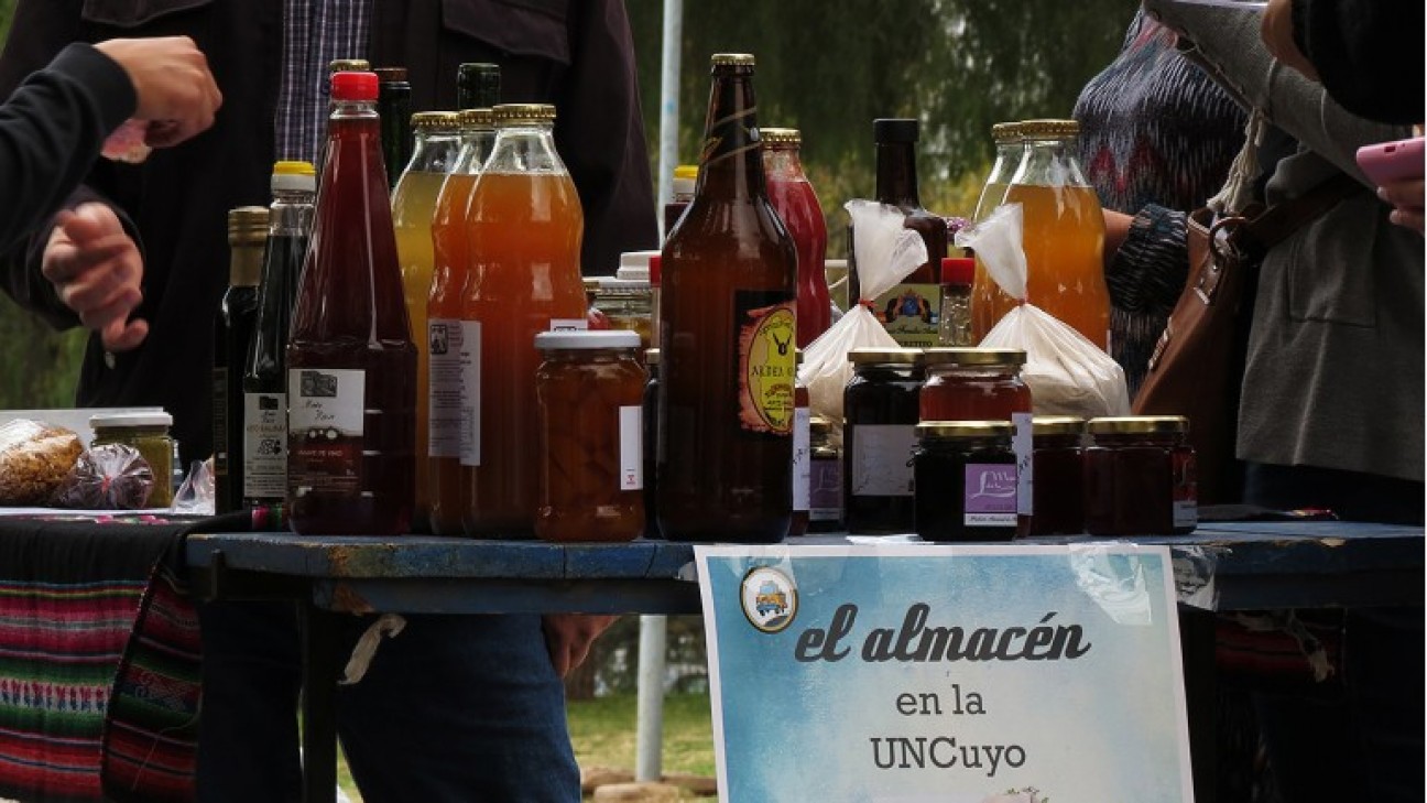 imagen Concluye el primer ciclo de venta de productos de El almacén andante en la UNCuyo