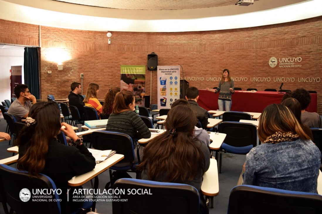 imagen Estudiantes promueven la separación de residuos en la UNCUYO