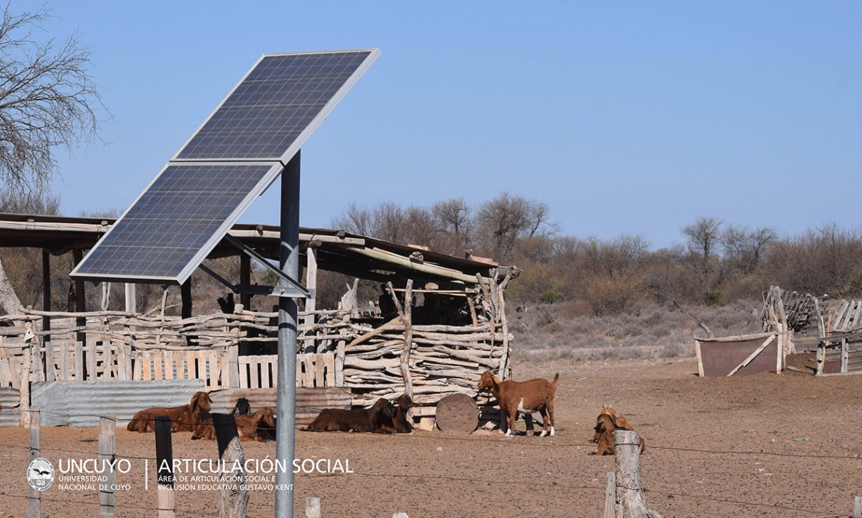 imagen Estudiantes de la UNCuyo trabajan con energías renovables en Lavalle