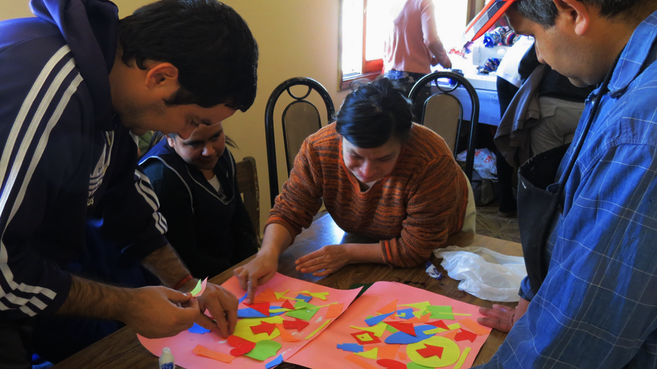 imagen Fortalecen la cooperación grupal en personas con discapacidad a través de talleres didácticos