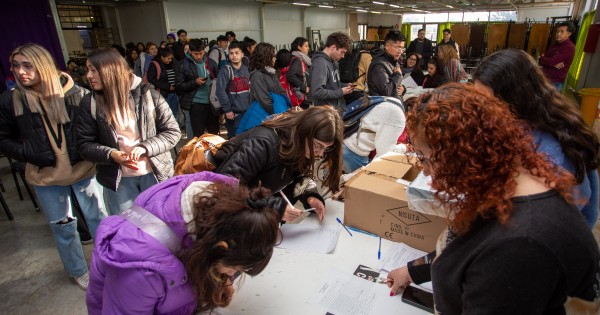 Más Estudiantes De La UNCUYO Recibieron Sus Tablets - Bienestar ...