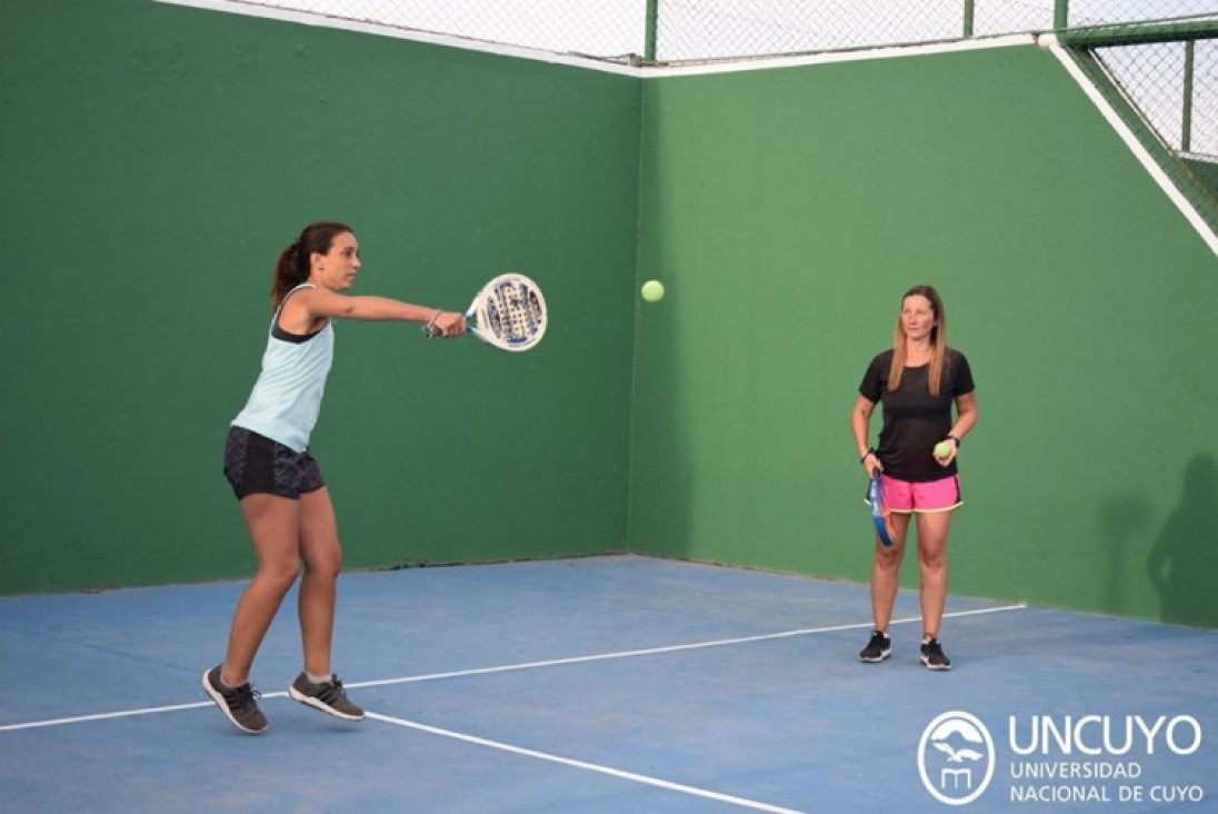 imagen Canchas de paddle en el Club UNCuyo