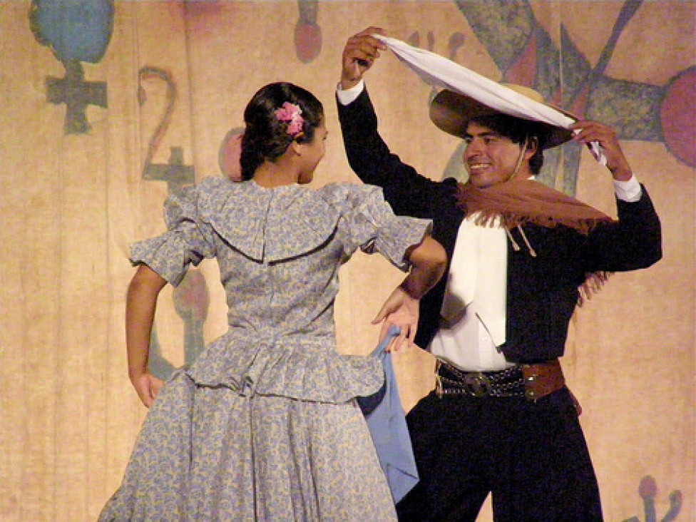 imagen Taller de danza folklórica en el Comedor