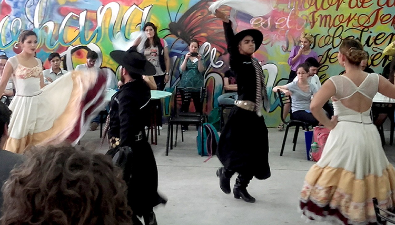 imagen Bienestar ofrece clases de folklore 