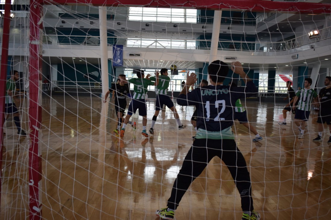 imagen Balonmano: El Nacional de Clubes Juveniles "A" se juega en la UNCuyo