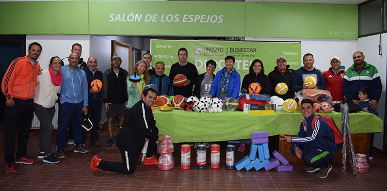 imagen Entrega de materiales para deportes federados y universitarios