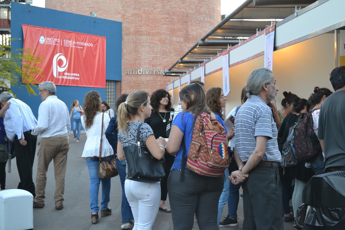 imagen Con destacada convocatoria de graduados y estudiantes, se realizó la Feria Oferta de Posgrado