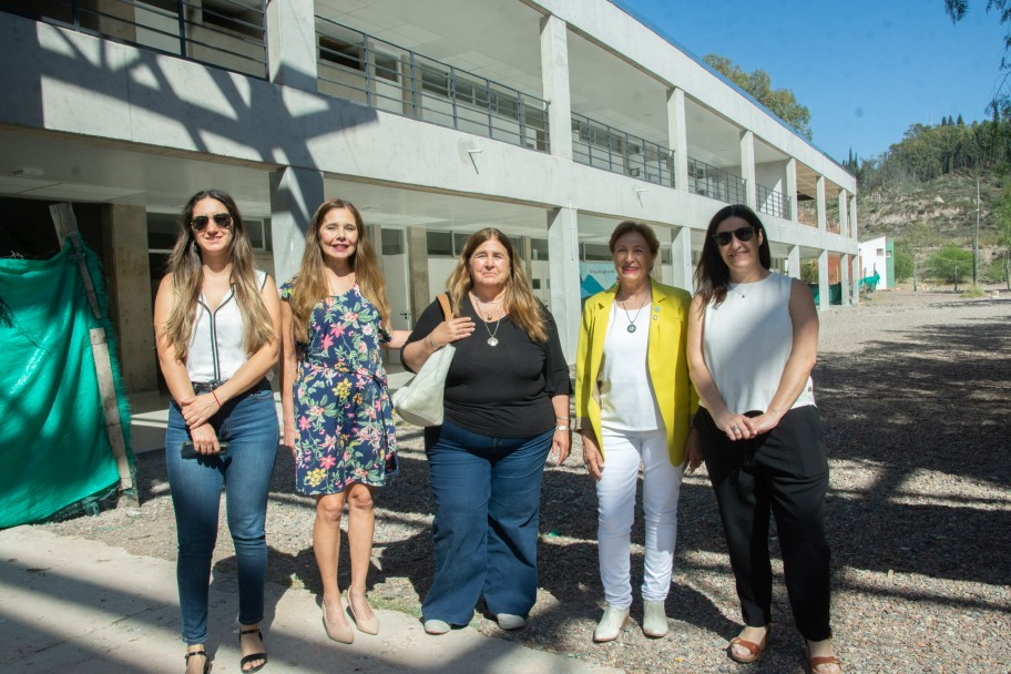 imagen La Rectora recorrió obras en escuelas de la UNCUYO