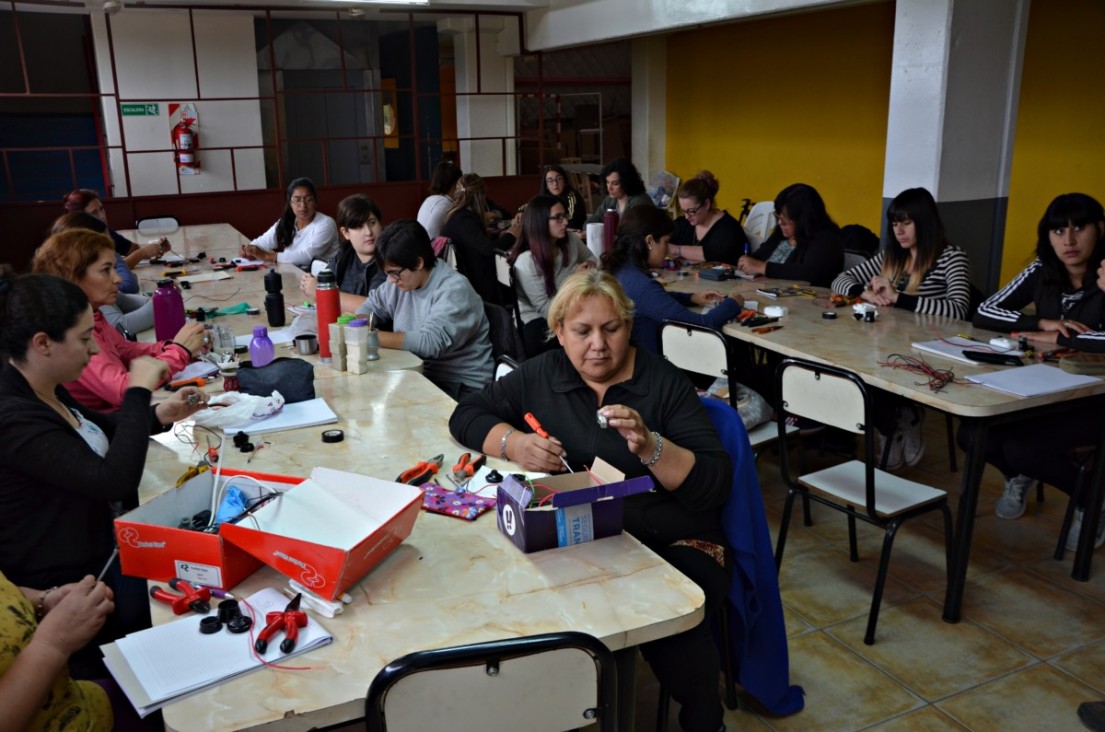 imagen Culminó el curso de electricidad para mujeres en General Alvear