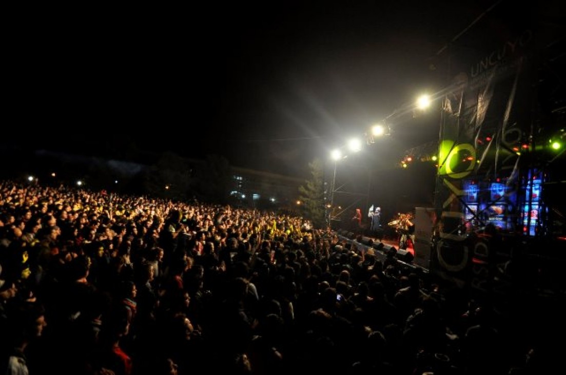 imagen Más de 5000 personas bailaron al son de Dancing Mood en la UNCUYO