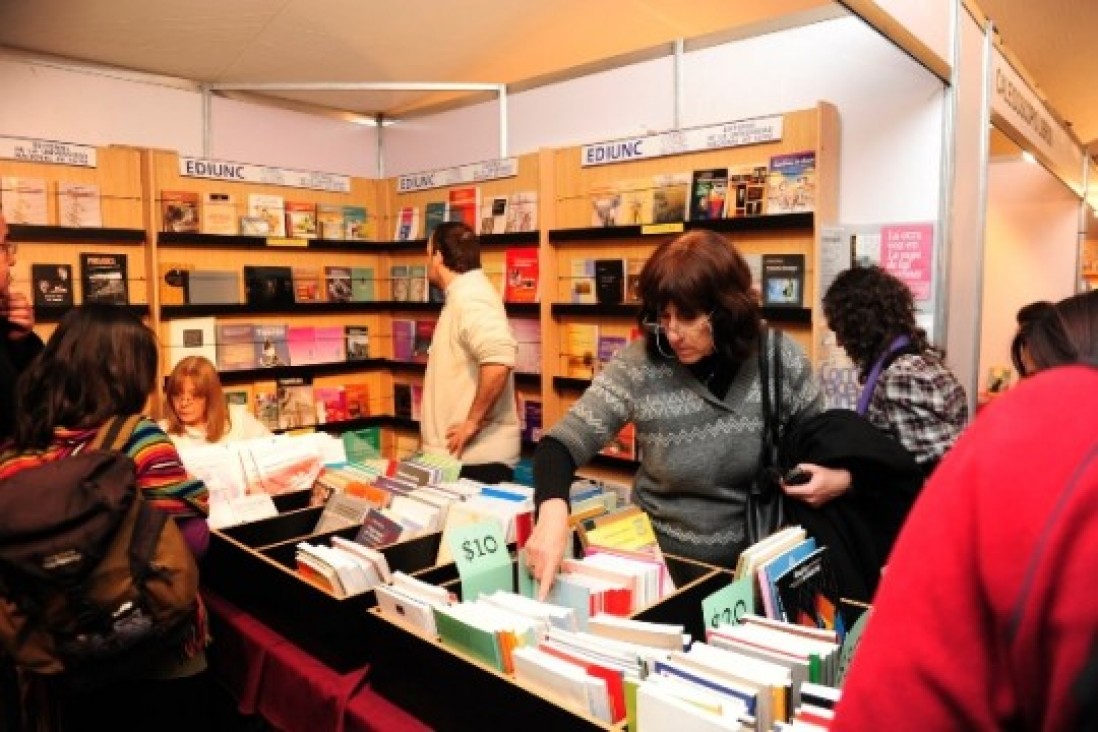 imagen Nuevos títulos en el stand de la Ediunc en la Feria del Libro