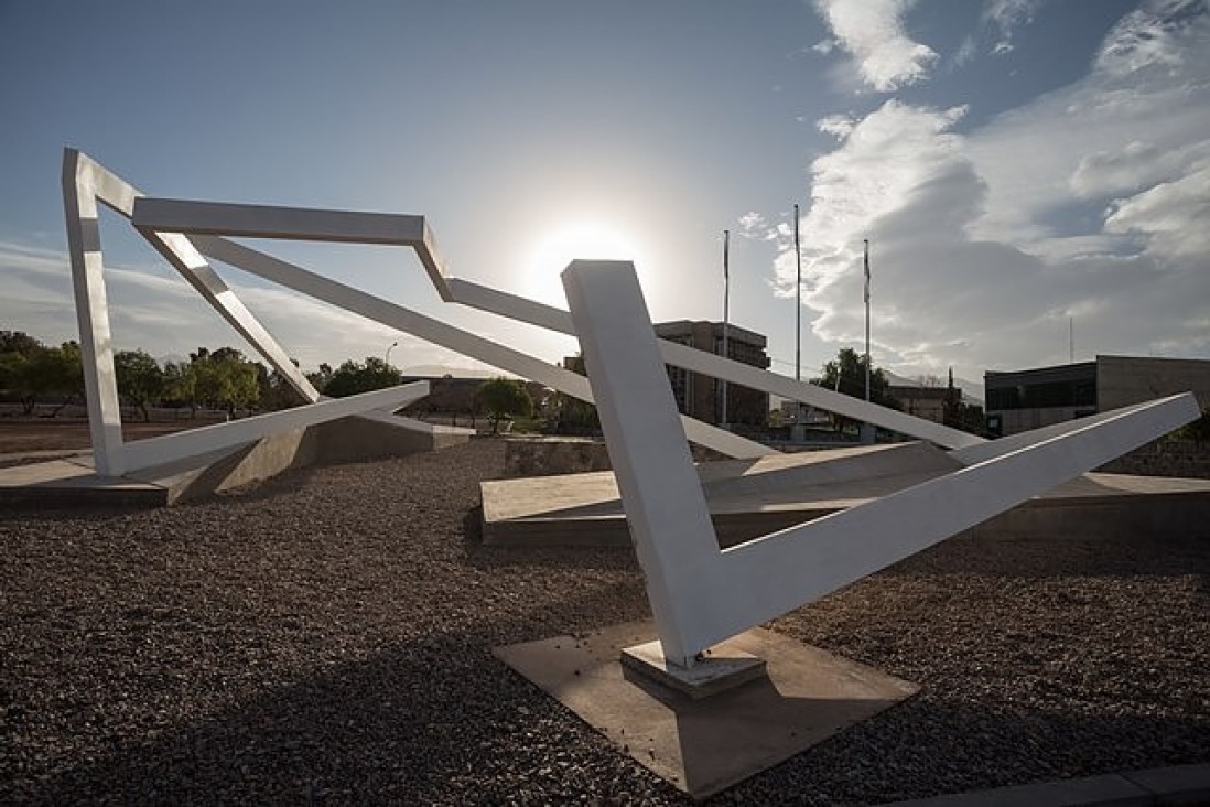 imagen Inauguran escultura en la plaza del Bicentenario de la UNCuyo