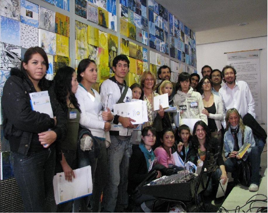 imagen Adolescentes del Bº La Gloria participan en los festejos del Bicentenario