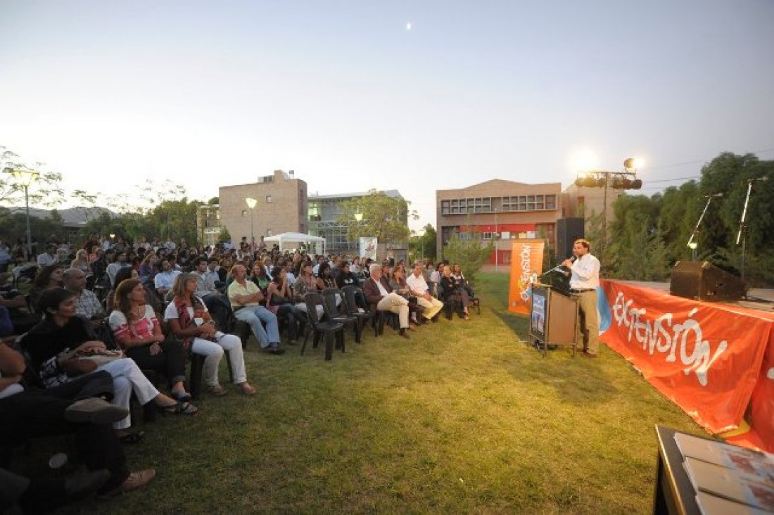 imagen Junto a extensionistas y Organizaciones Sociales se lanzaron los Mauricio López 2012