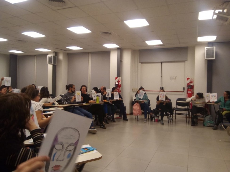 imagen Gran concurrencia en el taller sobre arte y psicología médica en la FCM