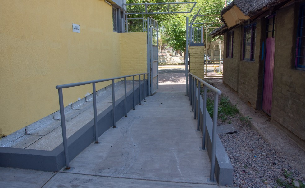 imagen La Rectora recorrió obras en escuelas de la UNCUYO