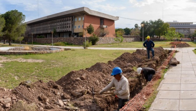 imagen Comenzaron las obras del tendido de Fibra Óptica en la UNCUYO