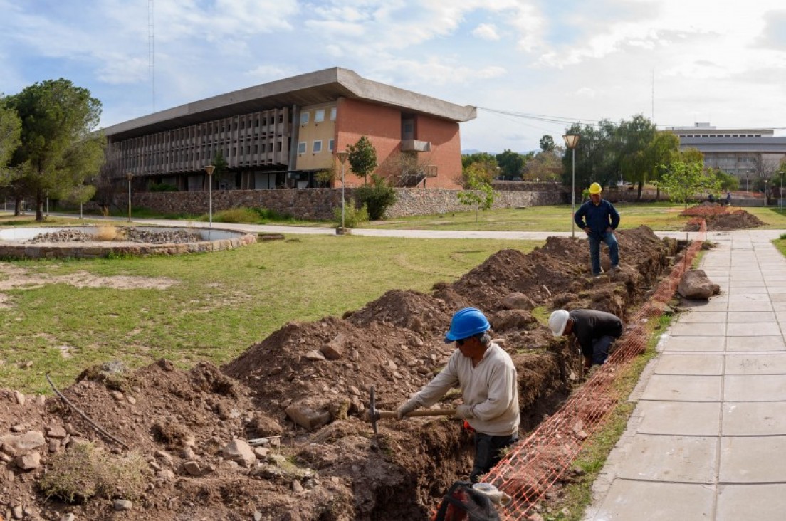 imagen Comenzaron las obras del tendido de Fibra Óptica en la UNCUYO