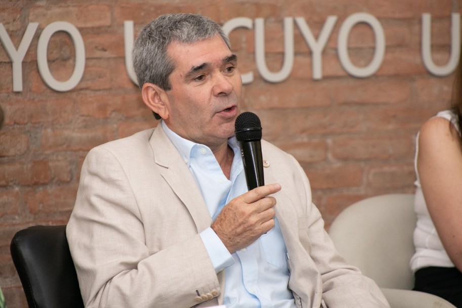 imagen Miguel González Gaviola, decano de la Facultad de Ciencias Económicas de la UNCUYO.