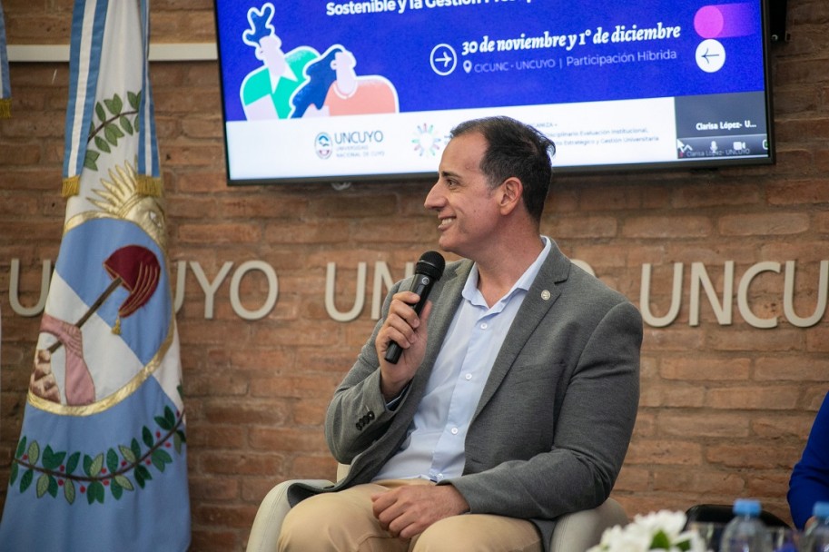 imagen Ángel Augusto Roggiero, decano de la Facultad de Ciencias Aplicadas a la Industria de la UNCUYO.