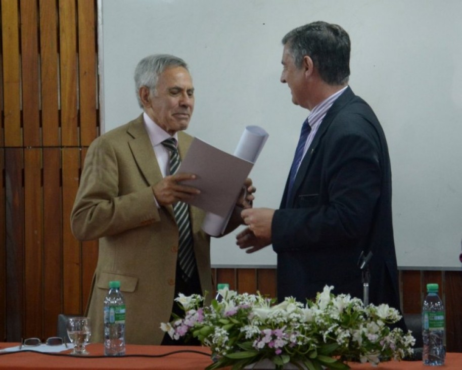 imagen Honoris Causa para Oszlak por sus aportes a la Ciencia Política en Latinoamérica