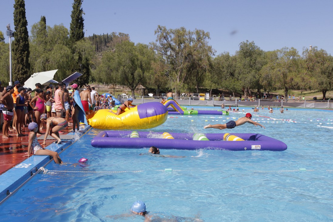 imagen Clásico del verano: nadarán en la UNCUYO por una causa solidaria