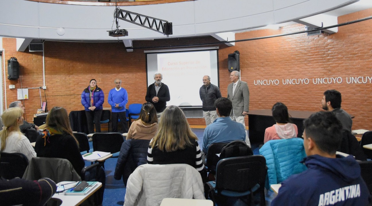 imagen Personal y estudiantes se educan para actuar ante una emergencia 