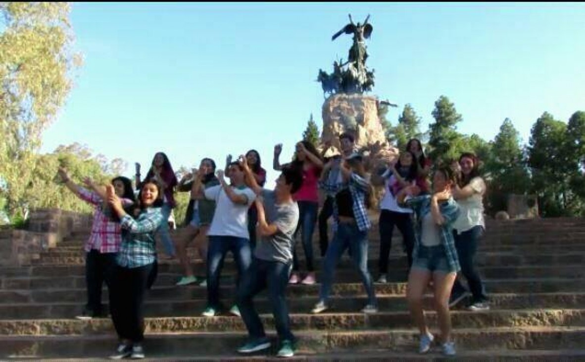 imagen Chicos del Liceo bailan por su viaje de egresados