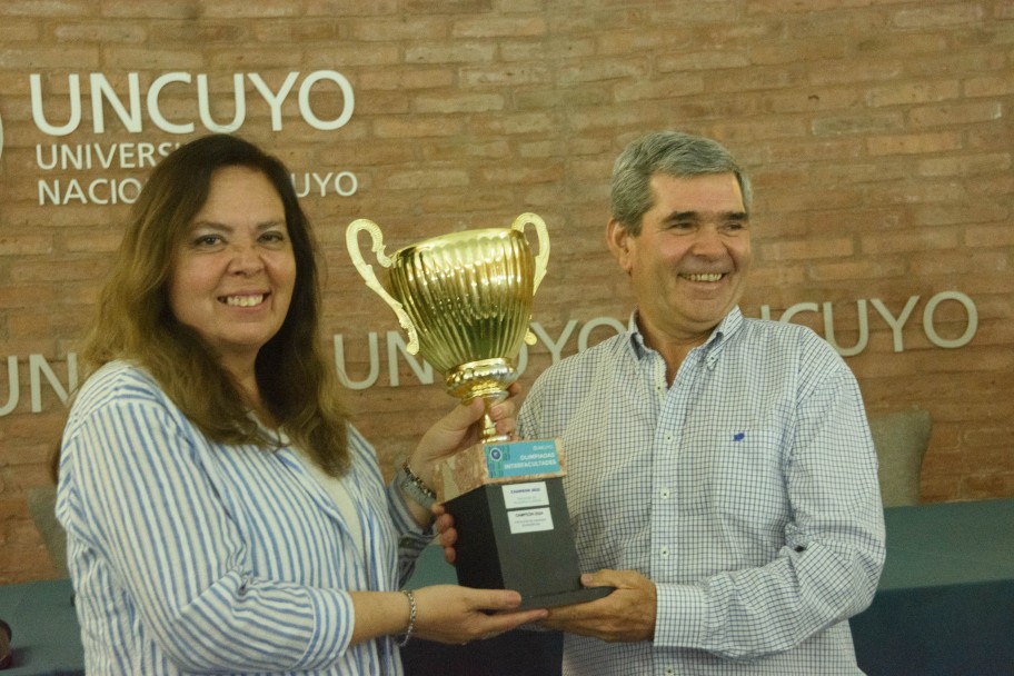 imagen Ciencias Económicas recibió la copa Challenger del Interfacultades