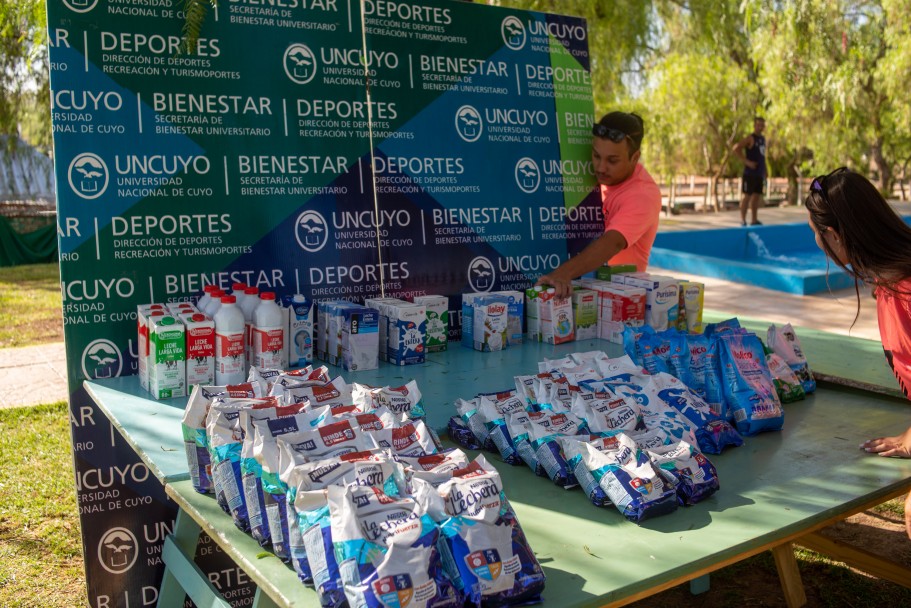 imagen "Natatlón Solidario" de la UNCUYO recaudó 900 litros de leche