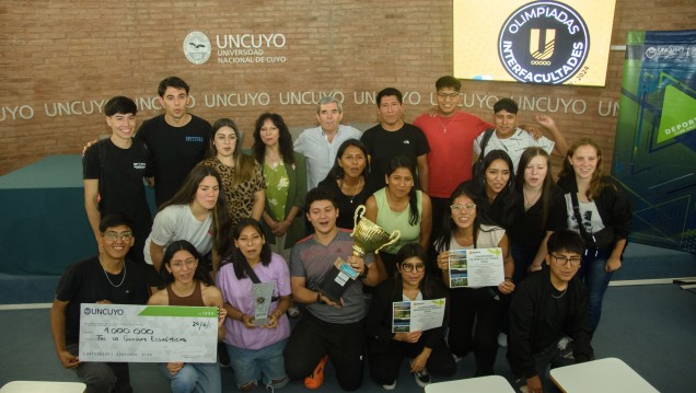 imagen Ciencias Económicas recibió la copa Challenger del Interfacultades