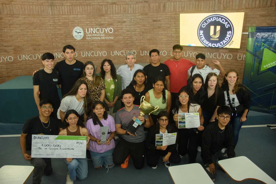 imagen Ciencias Económicas recibió la copa Challenger del Interfacultades