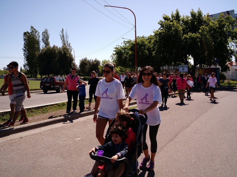 imagen Caminaron 3 kilómetros para concientizar sobre el cáncer