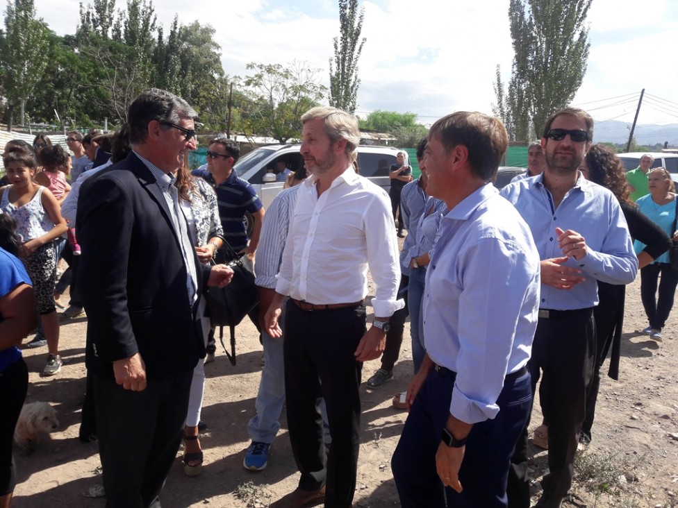 imagen Pizzi, Suárez y Frigerio recorrieron obras en barrios del Oeste 