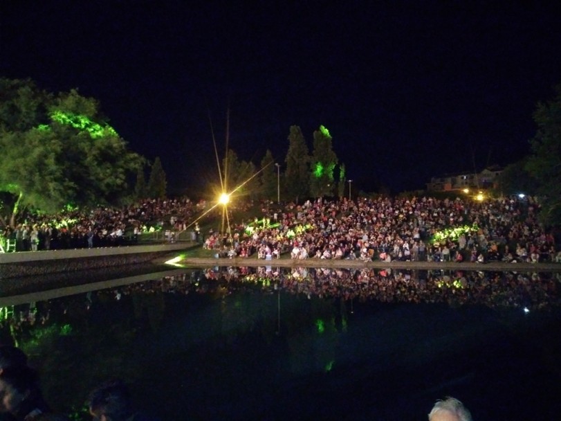 imagen Unos 200 egresados de la UNCuyo disfrutaron de "Cantos de Libertad" en un palco exclusivo