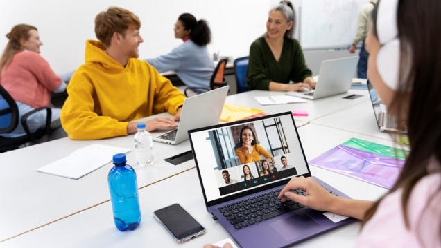 imagen Aulas híbridas: cómo armar una clase presencial y online en simultáneo 