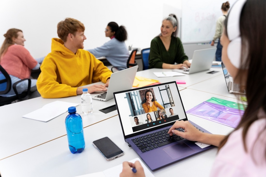 imagen Aulas híbridas: cómo armar una clase presencial y online en simultáneo 