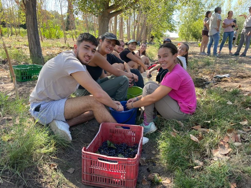 imagen UNCUYO cosmopolita: estudiantes franceses estuvieron en el Liceo Agrícola para conocer la cultura vitivinícola