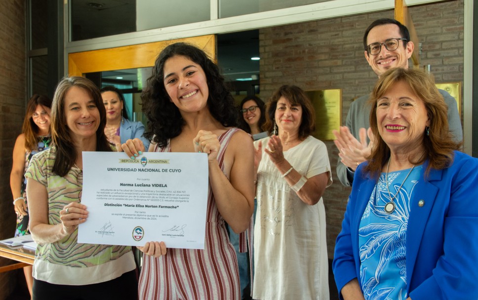 imagen  Distinción "María Elisa Norton Farmache" para 62 estudiantes y graduados