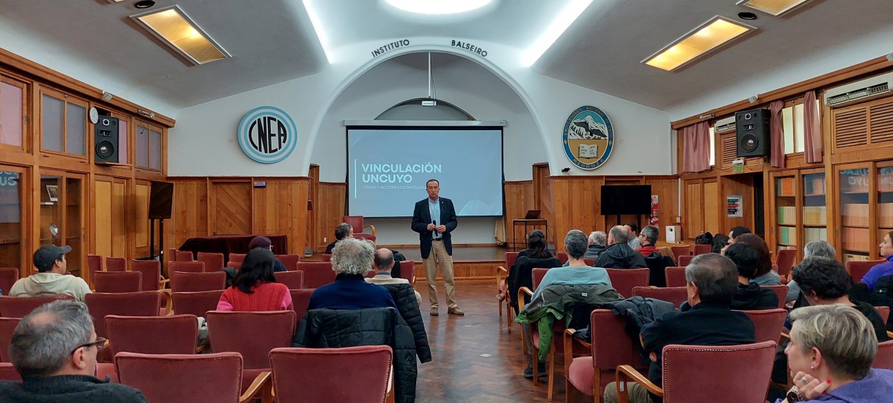 imagen Gabriel Fidel visitó el Instituto Balseiro donde participó de dos jornadas de trabajo