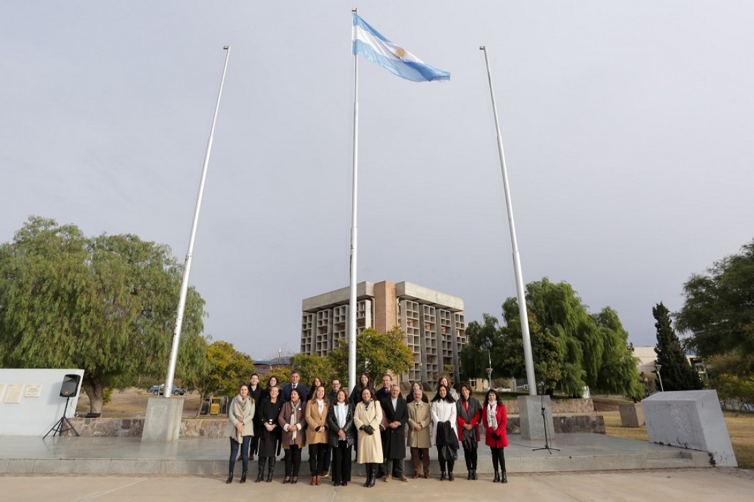 imagen Doble celebración de la UNCUYO para conmemorar el Día de la bandera