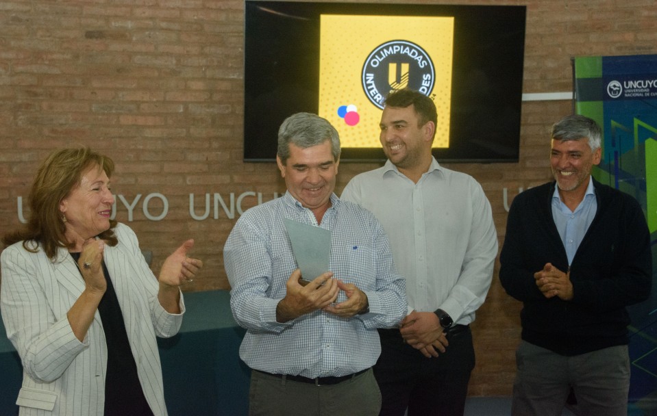 imagen Ciencias Económicas recibió la copa Challenger del Interfacultades