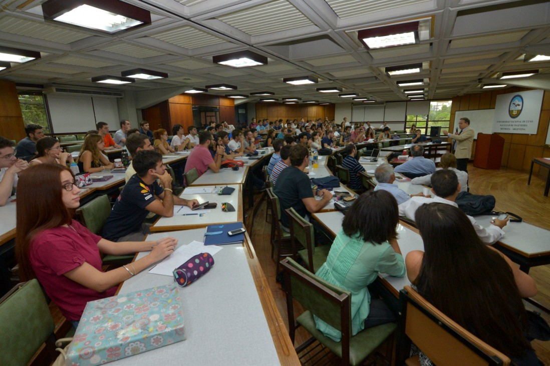 imagen Estudiantes de Ingeniería tuvieron al Ministro de Seguridad como profesor 