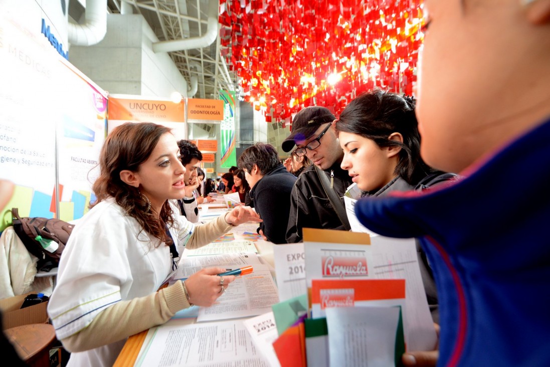 imagen Comienza exposición de carreras de la UNCuyo, UTN e Institutos de Educación Superior de la DGE