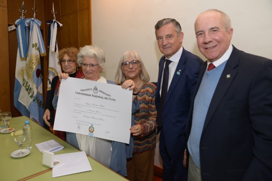 imagen Agnés Szanto flamante Doctora Honoris Causa de la UNCuyo