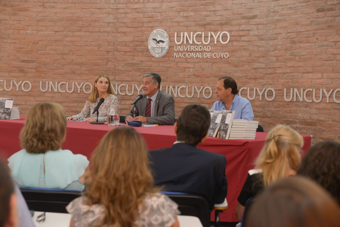 imagen Presentaron un libro que cuenta los 78 años de la UNCuyo