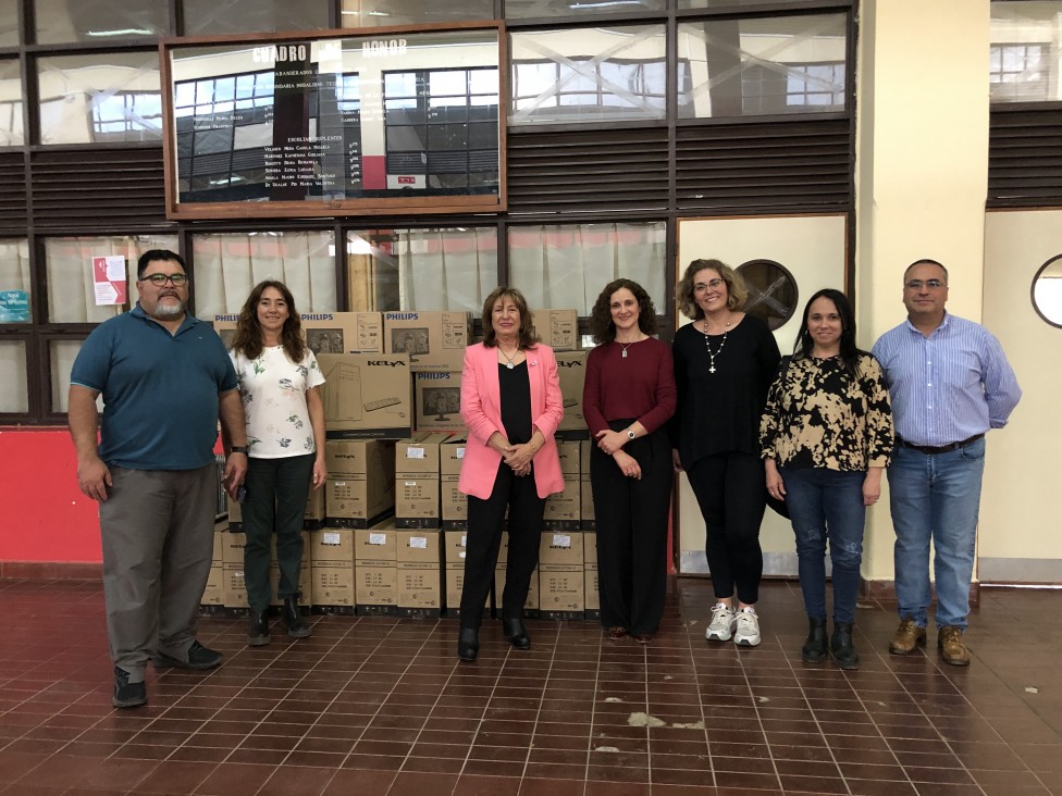 imagen Entregaron computadoras a estudiantes de la Escuela de Agricultura